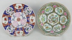 Dois pratos em porcelana oriental, com marca da manufatura nos versos, com decoração floral em policromia. Diamts. 20,5cm.
