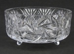 Bowl em cristal translúcido decorado com lapidações de sulcos, frisos e rosetas. Pés em volutas. Med. 10x20cm.