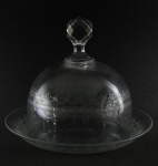 Queijeira em cristal francês, da Cristallerie St. Louis, lapidada com frisos curvos. Pega da tampa com facetados. Med. 19x24cm.