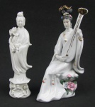 Duas estatuetas em porcelana oriental, sendo uma com detalhes em policromia representando "Musicista" e a outra leitosa, representando "Dama no jardim". Adereço sobre a cabeça e duas folhas da base da musicista com quebras. Alts. 22 e 20cm.