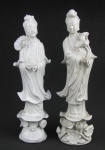 Duas estatuetas em porcelana blanc chine representando "Dama no Jardim". Uma com um dedo da mão quebrada, tendo esta marca na base. Alts. 36,5 e 35cm.