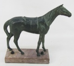 Escultura em bronze patinado representando "Cavalo". Base retangular em mármore. Alt. total 20cm.