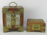 Duas peças orientais em madeira com detalhes em pedra natural e guarnições em metal dourado, sendo porta jóias com duas bandas de portas, tendo em seu interior 3 gavetinhas e caixa retangular com cadeado, faltando a chave. Meds. 18x14x12cm e 8x13x9,5cm.