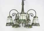 Lustre estilo Tiffany, para 5 luzes em metal com 6 braços curvos. Cúpulas em pasta de vidro. Alt. 47,5cm.