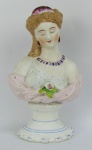 Antigo, raro e belo paliteiro de coleção em biscuit europeu, policromado, na forma de busto de dama da nobreza. Alt. 16,5cm.