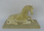 Pisa papéis em alabastro na forma de cavalo em repouso. Med. 8,5x15x7cm.