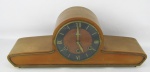Relógio art-deco, carrilhão, marca da manufatura Silco. Caixa em madeira. Falta chave e não foi testado. Med. 21x51,5x14cm.