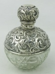 Perfumeiro em demi cristal, com guarnição e tampa em prata inglesa contrastada. Tampa colada podendo ser usado para decoração. Alt. 14cm.