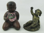 Duas peças, sendo escultura em bronze, representando "Puttino", essa peça faz parte de alguma outra peça, e a outra oriental representando figura de menino com detalhes esmaltados, em material não identificado. Alts. 10,5 e 12cm