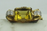 Broche em ouro 18k, branco e amarelo com brilhantes e pedra central na cor âmbar. Peso 7.5g. Este ítem não se encontra no local do leilão.