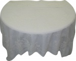 Toalha de mesa em renda na cor branca. Med. 212x130cm.