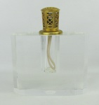 Perfumeiro em grosso cristal translucido, decorado com lapidações facetadas. Base marcada M.B. Guarnições em metal dourado. Base com um lascado Med. 22,5x20x7cm