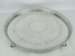 Bandeja circular em prata contrastada com marca do prateiro PPM e marca do teor 925 milésimos, decorada com trabalhos de folhagens em baixo relevo  e gradil com vazados. Diam. 41,5cm. Peso 1.470g.