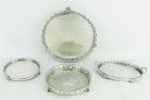 Quatro salvinhas em prata contrastada, sendo um P. Coroa, uma Javali 2º título e 2 com marca do teor 833 milésimos. Decorados com folhagens e gradis com vazados. Diam. maior e menor 19,5 e 12,5cm. Peso 800g.