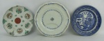 Três pratos  sendo dois em porcelana, um Cia das Índias com decoração floral esmaltada em policromia e um inglês da manufatura Davenport, com decoração pombinhos em azul, e um em faiança europeia com marca da manufatura no verso, decorado com flores e folhagens em policromia. Diam. maior e menor 25 e 22cm.