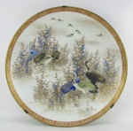 Belo e imponente medalhão em porcelana Imari, com decoração chinoiserie de pintura de paisagem com pássaros em policromia, dourado e detalhes esmaltados. Diam. 47,5cm.