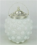 Antiga compoteira de coleção, em opalina na cor leitosa, decorada com cerejas e folhas em alto relevo. Guarnições em metal espessurado a prata. Med. 22x15cm.