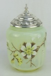 Baleiro em opalina européia na cor verde agua, decorada com pintura floral em policromia. Tampa em metal espessurado a prata. Med. 22x14cm.