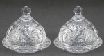 Par de manteigueiras em cristal com lapidações em rosetas, estrelas e sulcos. Med. 6,5x12cm.