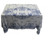 Toalha de mesa com 11 guardanapos, com bordados em azul. Med. 2,30x1,70cm.