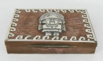 Caixa retangular em cobre peruano, decorado com apliques em prata 925 milésimos, de geométricos e figura típica. Duas minúsculas perdas nos apliques de prata. Med. 3x15x10,5cm.