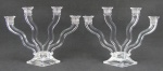 Par de candelabros para 4 velas em cristal alemão com marca da Cristallerie Nachtmann na base. Hastes recurvas com lapidações facetadas. Med. 24,5x33x10