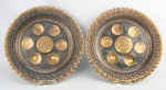 Par de medalhões em cobre, decorados com inscrições em reserva e na aba cachos de uva com folhagens em relevo. Diamts. 39,5cm.