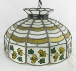 Luminária de teto para uma luz em vidro pintado de branco e amarelo, decorada com flores e folhas no tom amarelo e verde. Guarnições em estanho com pequenas soldagens na parte superior.