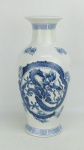 Vaso em porcelana oriental com marca da manufatura na base, decorado com flores, folhas, geométricos e dragão no tom azul. Alt. 31cm.