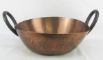 Tacho em cobre com alça em ferro. Fundo com pequenas mossas. Med. 24x57x41cm.