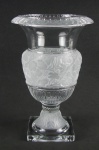 Vaso em grosso cristal decorado com lapidações de parreiras com cachos de uva e folhagens em satiné. Alt. 30cm.
