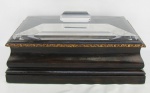 Grande caixa em madeira entalhada com gomos e sulcos. Tampa em grosso acrílico translúcido. Med. 25x54,5x33,5cm.