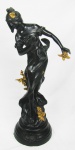 Grande e imponente escultura em petit bronze patinado, representando "Figura Feminina com flores". Detalhes em dourado. Pequenos desgastes na patina. Pequena quebra no acabamento do cabelo na parte de trás. Alt. 100cm.