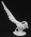 Escultura em faiança no tom leitoso, representando "Faisão". Bico com pequenas perdas no esmalte. Alt. 27,5cm.