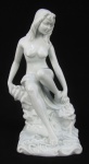 Escultura em porcelana europeia no tom leitoso, representando Nu feminino. Apresenta fio de cabelo no peito. Alt. 23cm.