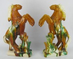 Par de esculturas em cerâmica esmaltada e policromada representando "Cavalo". Uma com pequena perda no esmalte da base. Alt. 30,5cm.