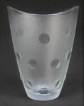 Vaso em cristal italiano, jateado, decorado com lapidações de bolas translúcidas. Borda com elevações. Base localizada Italy. Alt. 20cm.