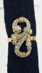 Anel Art-Noveau, em ouro 18k, branco  e amarelo com brilhantes. Aro 15. Peso 5.3g. Este ítem não se encontra no local do leilão.
