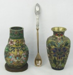a) Dois pequenos vasos em cloisoné policromado. Um com base em madeirab) Colher para serviço com cabo em prata contrastada. Comp. 20cm.