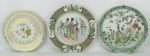 Três pratos decorativos em porcelana policromada, sendo dois orientais, um com cena do cotidiano, um com flores e arabescos e o um em porcelana São Paulo com decoração floral e pássaros. Diam. maior e menor 26 e 23 cm.