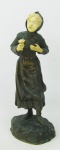 A. Schrodel - Escultura crisoelefantina em bronze francês, circa de 1900, representando "Camponesa". Rosto e mãos em marfim. Assinada na base. Alt. 20cm.