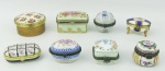 Oito caixinhas de coleção em porcelana com guarnições em metal, de diversos modelos, decorações e procedências. Med. maior e menor 3,5x7x6,7 e 2,5x5x4,5cm.
