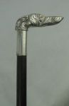 Bengala em madeira com castão na forma de cabeça de cão em metal espessurado a prata. Alt. 96cm.