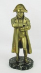 Escola Francesa - Escultura de coleção em bronze dourado, representando "Napoleão". Base circular em mármore rajado. Alt. total 27,5cm.