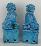 Par de estatuetas em porcelana esmaltada, na cor azul, representando "Casal de cães fó". Alt. 30cm.