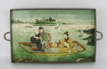 Assinatura ilegível - Rara bandeja de coleção em faiança europeia, com decoração em Chinoserie de pintura com cena do cotidiano no mar, em policromia. Guarnições em metal. Pés em pata. Med. 5x50,5x28cm.