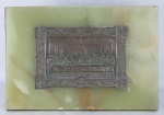 ADEH - Placa em cobre espessurado a prata com representação de Santa Ceia  em relevo. Bordas contendo diversos trabalhos com peças sacras. Placa estando sobre ônix e tendo este pequenos bicados na borda e fio de cabelo. Assinada. Med. total 28,5x42cm e Med. metal 16,5x25cm.
