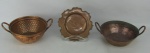 Três peças em cobre, sendo dois tachos e pratinho. Pequeno amassado. Med. tachos 8,5x21,5x16,5 e 8x21x16,5cm.