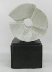 Escultura em mármore carrara, representando Geométrico. Base em mármore negro. Apresenta assinatura Bruno Giorgi (BG). Minúsculo bicadinho. Alt. 33cm.