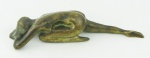 Pisa papéis em bronze, representando "Nu feminino" estilizado. Med. 4x19x5,5cm.
